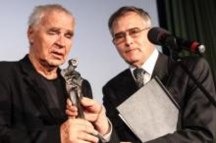 Aktor Janusz Głowacki (L), uhonorowany Gustawem. Nagrodę wręczył Olgierd Łukaszewicz (P). Fot. PAP/J. Kamiński