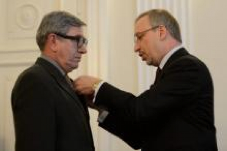 Minister Bogdan Zdrojewski dekoruje Jerzego Radziwłłowicza. Fot. PAP/AB.Zborowski Minister Bogdan Zdrojewski dekoruje Jerzego Radziwłłowicza. Fot. PAP/AB.Zborowski