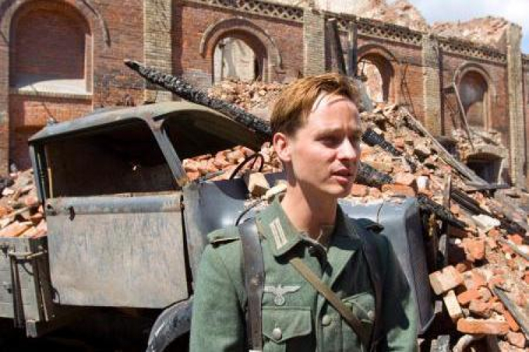 Niemiecki aktor Tom Schilling jako Wilhelm Winter, jeden z bohaterów filmu. Fot. PAP/EPA