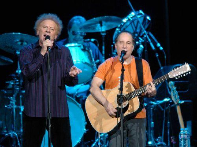 Duet: Paul Simon (P) i Art Garfunkel (L). Fot. PAP/EPA