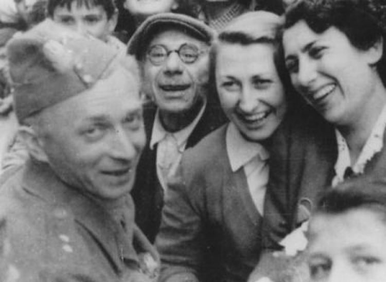 Mieszkańcy Bolonii witają żołnierzy 2 Korpusu Polskiego. 04.1945. Fot. NAC Mieszkańcy Bolonii witają żołnierzy 2 Korpusu Polskiego. 04.1945. Fot. NAC