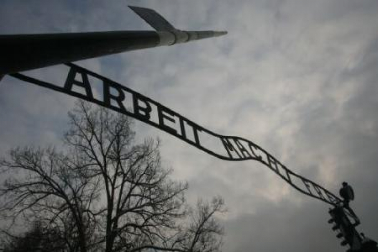 Napis nad bramą wejściową do obozu KL Auschwitz. Fot. PAP/J. Bednarczyk