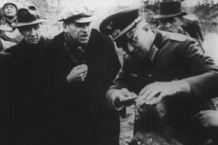 Eksperci badający szczątki pomordowanych w Katyniu. Film "Katyn, 1973". Źródło: U.S. National Archives