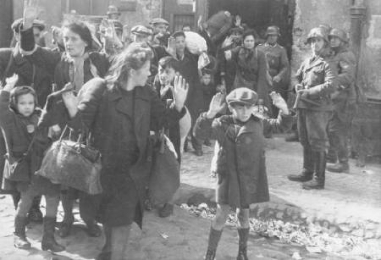 Z płonącego getta wypędzono ostatnich mieszkańców. Warszawa, 1943 r. Fot. PAP/Reprodukcja