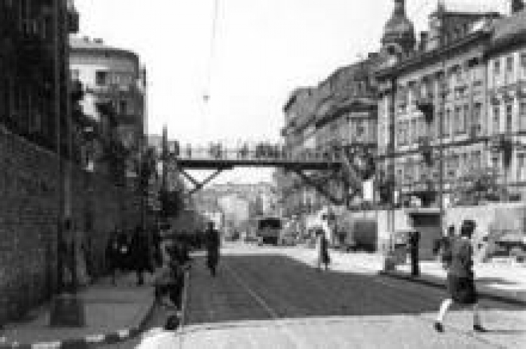 Kładka nad ul. Chłodną, przy skrzyżowaniu z ul. Żelazną, łącząca małe i duże getto warszawskie. 1942 r. Źródło: MPW