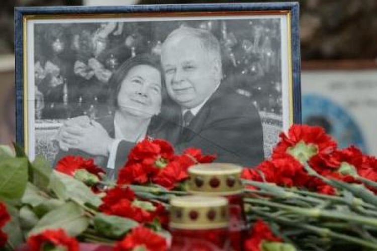 Fotografia Lecha i Marii Kaczyńskich w miejscu katastrofy. Fot. PAP/W.Pacewicz