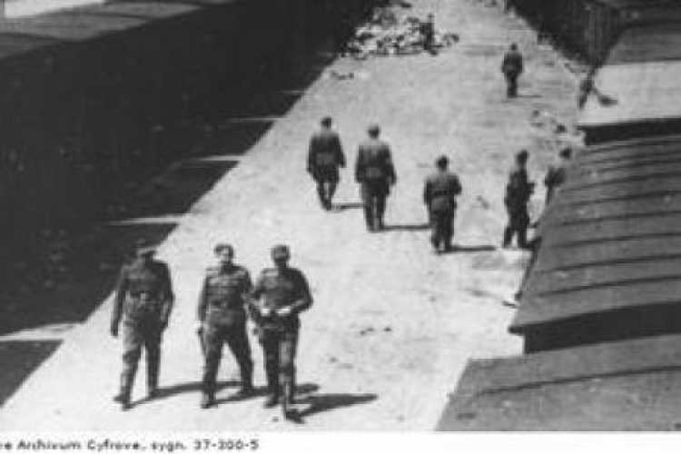 Niemieccy strażnicy na rampie kolejowej w obozie Auschwitz. Fot. NAC