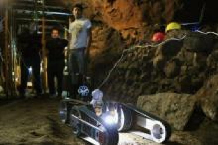 Specjalny robot mający zbadać ostatni odcinek tunelu pod jedną z piramid na stanowisku Teotihuacan. Fot. PAP/EPA