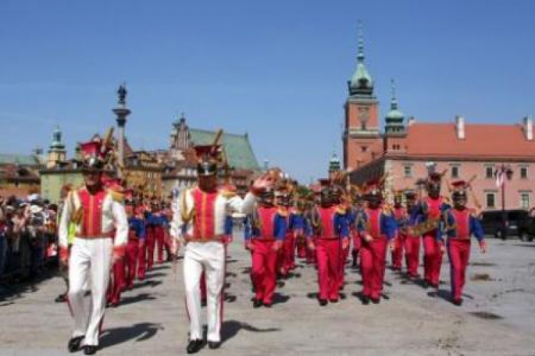 Defilada z udziałem pododdziałów rekonstrukcyjnych w rocznicę uchwalenia Konstytucji 3 Maja. Fot. PAP/T. Gzell Defilada z udziałem pododdziałów rekonstrukcyjnych w rocznicę uchwalenia Konstytucji 3 Maja. Fot. PAP/T. Gzell