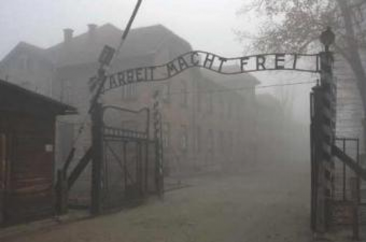 Brama do KL Auschwitz na okładce wydawnictwa. Źródło: Państwowe Muzeum Auschwitz-Birkenau