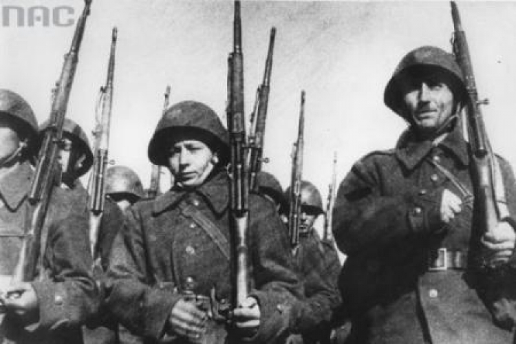 Wojsko Polskie w Sielcach w ZSRS. Nz. Wincenty (ojciec) i Jan (syn) Taborowie z 3 Kompanii Moździerzy. 1943 r. Fot. NAC