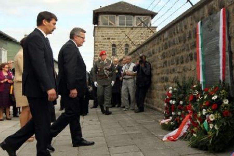 Prezydent Bronisław Komorowski oraz prezydent Węgier Janos Ader podczas uroczystości w Mauthasen. Fot.PAP/R. Pietruszka 