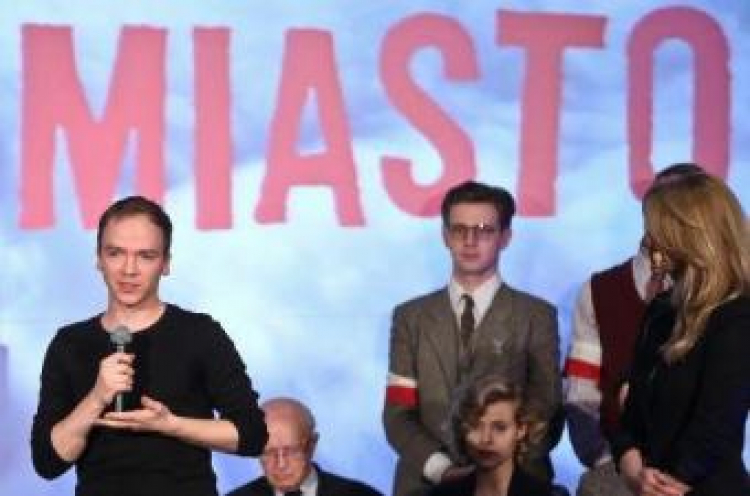 Reżyser Jan Komasa z obsadą podczas konferencji prasowej filmu "Miasto44". Fot. PAP/R. Guz