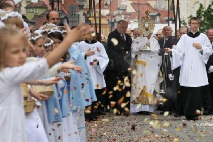 Procesja eucharystyczna w Warszawie w uroczystość Bożego Ciała. Fot. PAP/P. Supernak
