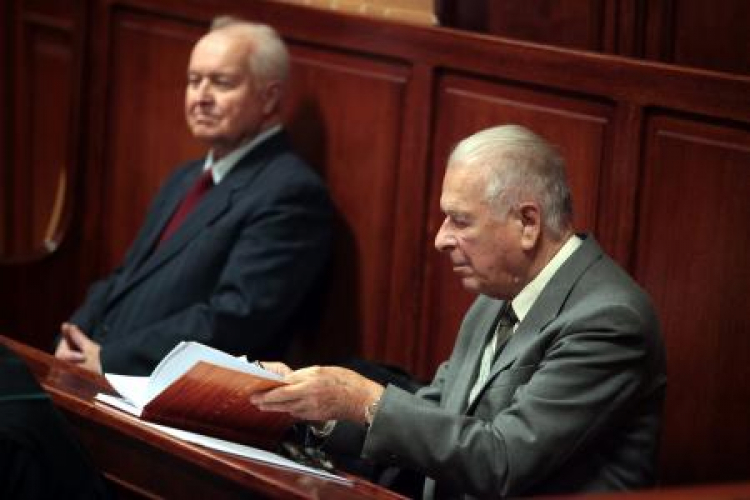 Czesław Kiszczak (P) i Stanisław Kania (L) na sali Sądu Okręgowego w Warszawie (2011). Fot. PAP/T. Gzell