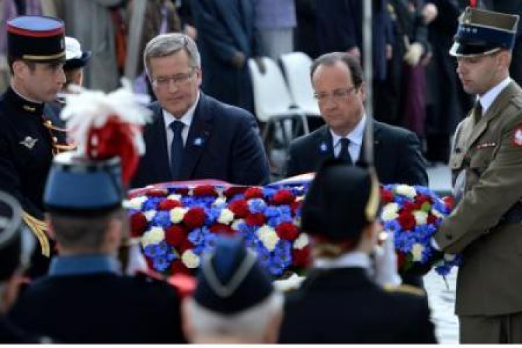 Prezydenci Komorowski i Hollande składają wieniec na Grobie Nieznanego Żolnierza w Paryżu. Fot.PAP/J.Turczyk