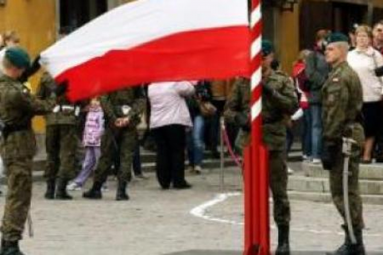 Żołnierze wciągają flagę państwową na maszt. Fot. PAP/T. Gzell