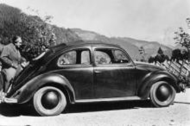 Volkswagen - Ferdinand Porsche podczas jazdy próbnej w Austrii. 1939 r. Fot. NAC