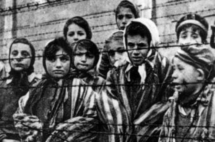 Grupa dzieci-więźniów KL Auschwitz. Fot. PAP/CAF/Reprodukcja