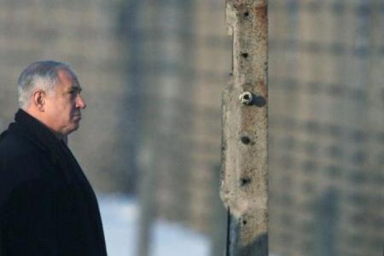 Premier Izraela Benjamin Netanjahu na terenie byłego obozu Auschwitz II-Birkenau. Fot. PAP/R. Pietruszka 