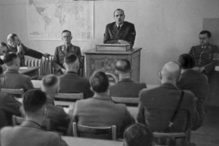 Gubernator H. Frank przemawia do kierowników NSDAP i sędziów najwyższego sądu niemieckiego w Krakowie. 1944. Fot. NAC  