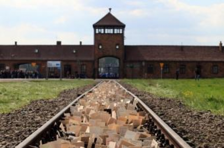 Drewniane tabliczki na kolejowej rampie na terenie byłego obozu zagłady KL Birkenau. Fot. PAP/G. Momot