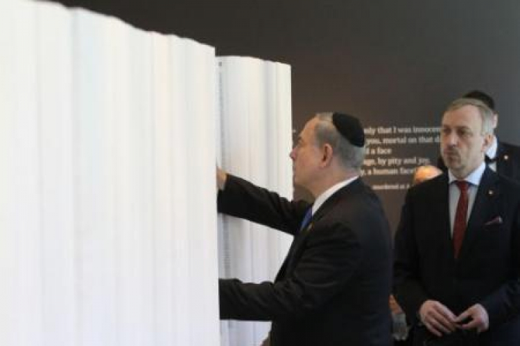 Premier Izraela Benjamin Netanyahu oraz minister Bogdan Zdrojewski otwierają wystawę "Szoa". Fot. PAP/J. Bednarczyk