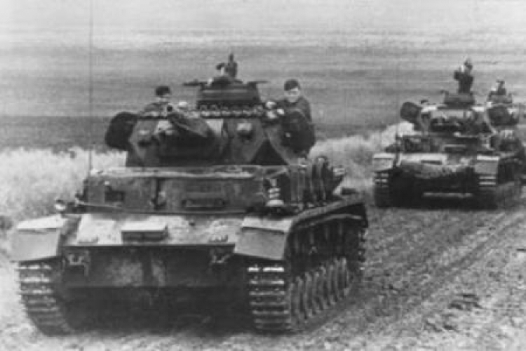 Kolumna czołgów niemieckich PzKpfw IV Ausf D/E na froncie wschodnim. Fot. NAC