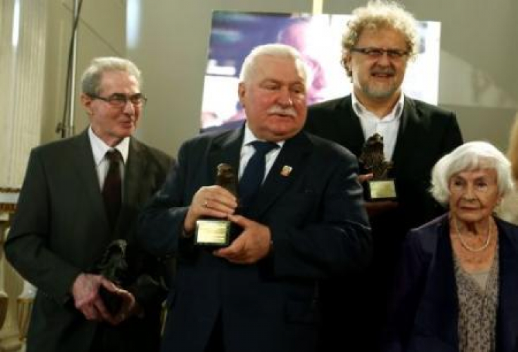 Laureaci nagrody Orła Jana Karskiego: K. Modzelewski, L. Wałęsa, D. Jabłoński i D. Szaflarska. Fot. PAP/T. Gze