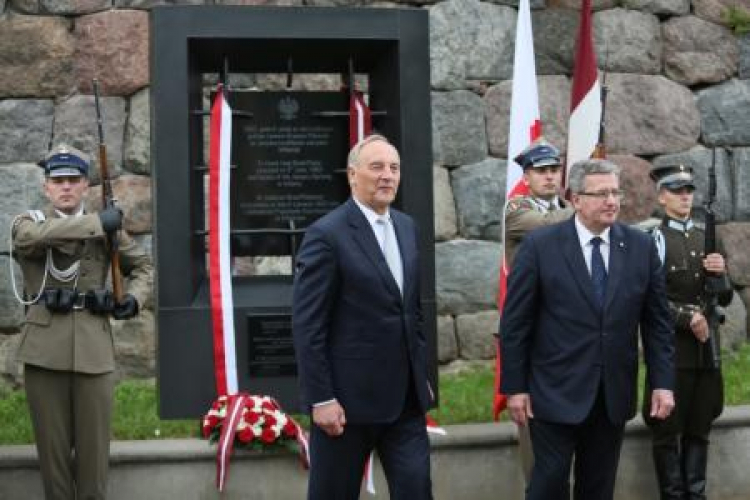Prezydenci Andris Berzinis i Bronisław Komorowski podczas uroczystości w Dyneburgu. Fot.PAP/L.Szymański