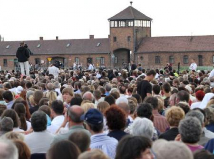 Wierni uczestniczą w celebracji symfoniczno-katechetycznej "Cierpienie Niewinnych". Fot. PAP/J. Bednarczyk Wierni uczestniczą w celebracji symfoniczno-katechetycznej "Cierpienie Niewinnych". Fot. PAP/J. Bednarczyk
