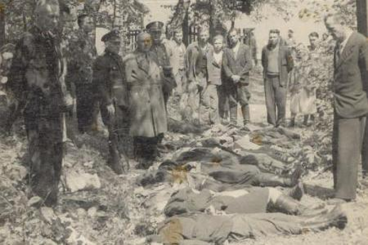 Ofiary napadu na pociąg pod Zatylem (ok. Lubyczy Królewskiej) dokonanego 16 czerwca 1944 r. przez UPA. Zbiory IPN.