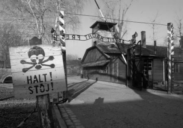 Były obóz zagłady KL Auschwitz - brama wejściowa. Fot. PAP/ J. Bednarczyk