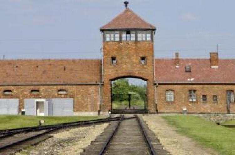 Tory wiodące do Bramy Śmierci, Auschwitz II-Birkenau. Fot. PAP/J. Ochoński