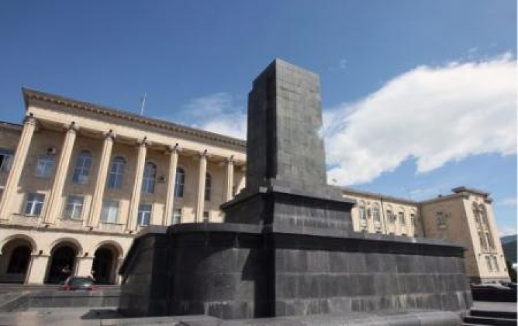 Pusty cokół zdemontowanego pomnika Józefa Stalina w Gori. Fot. PAP/EPA Pusty cokół zdemontowanego pomnika Józefa Stalina w Gori. Fot. PAP/EPA