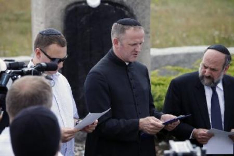 Naczelny rabin Polski M. Schudrich i ks. W. Lemański w Jedwabnem. Fot. PAP/A. Reszko 