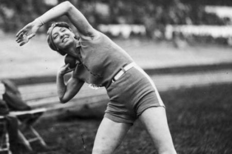 Halina Konopacka na zawodach lekkoatletycznych na Stadionie Wojska Polskiego w Warszawie. 1930 r. Fot. NAC 
