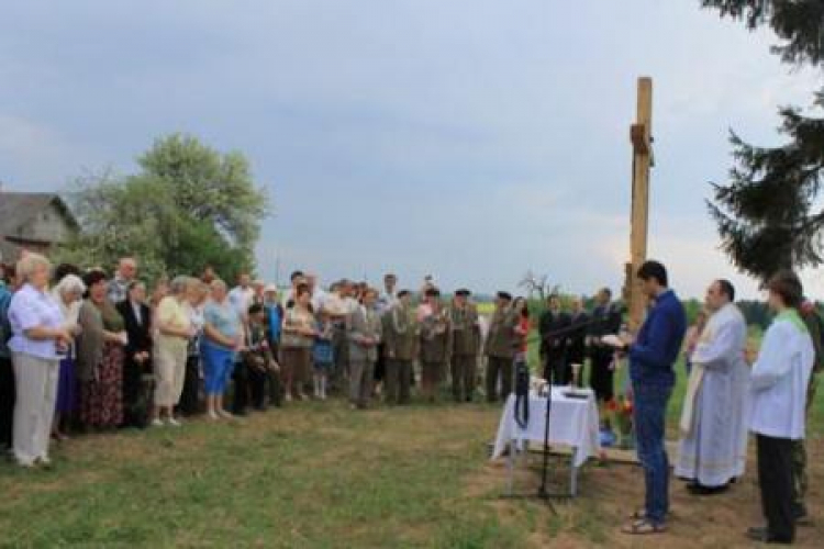 Uroczystość poświęcenia krzyża w Raczkowszczyźnie. 12 maja 2013. Fot. ZPB