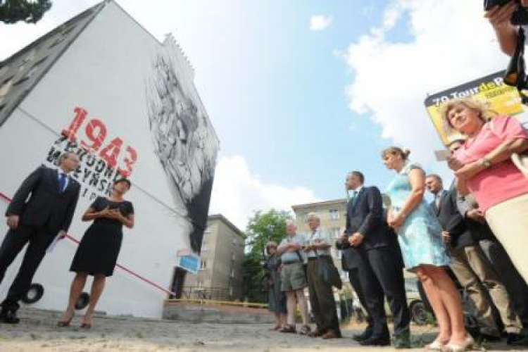 Odsłonięcie muralu dotyczącego Zbrodni Wołyńskiej na kamienicy przy ul. Młynarskiej w Warszawie. Fot. PAP/G. Jakubowski