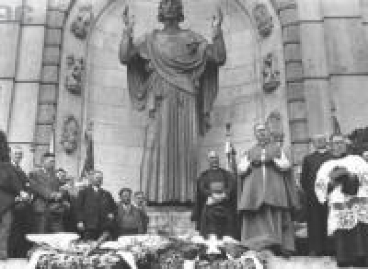 Uczestnicy manifestacji przed Pomnikiem Wdzięczności (1937). Fot. NAC