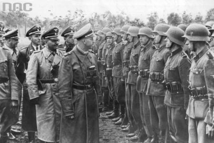 Reichsfuhrer Heinrich Himmler przed oddziałem 14. Dywizji Grenadierów Waffen SS “Galizien”. Fot. NAC 