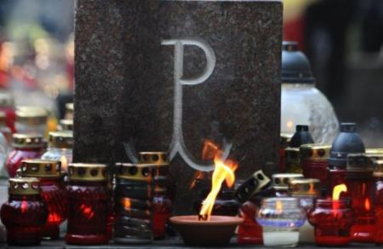  Płonące znicze przed pomnikiem Gloria Victis na Wojskowych Powązkach. Fot. PAP/J. Turczyk