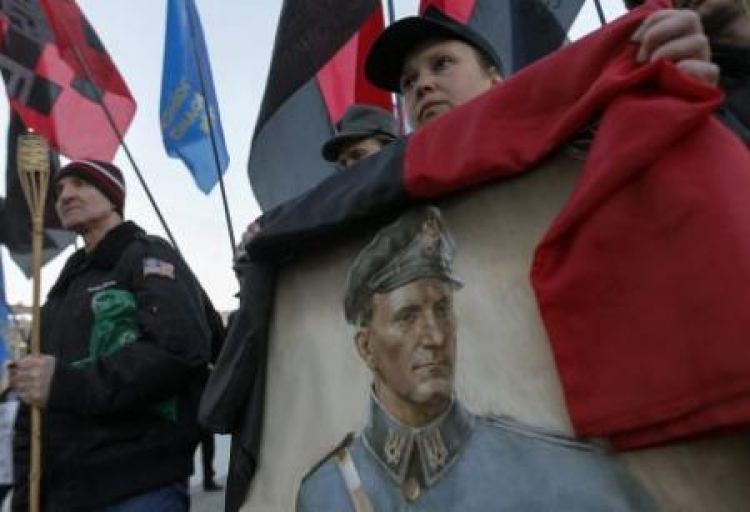 Portret Romana Szuchewycza, dowódcy UPA. Manfiestacja ukraińskich nacjonalistów w Kijowie. 05.03.2013. Fot. PAP/EPA