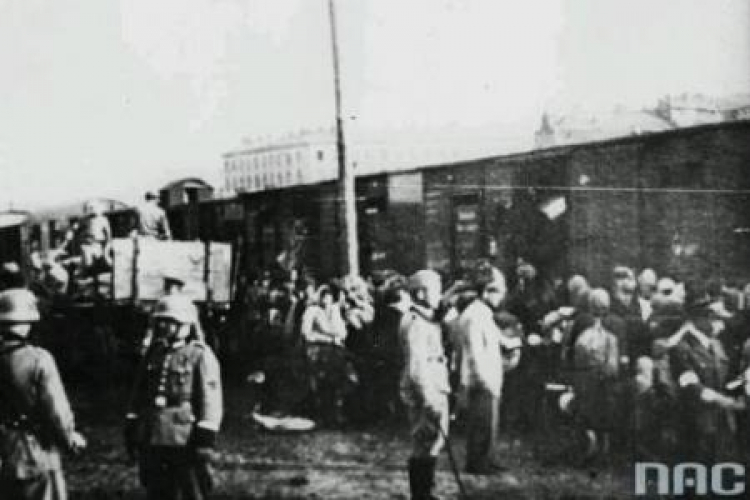 Warszawskie getto - Umschlagplatz: załadunek Żydów do wagonów kolejowych. Fot. NAC 