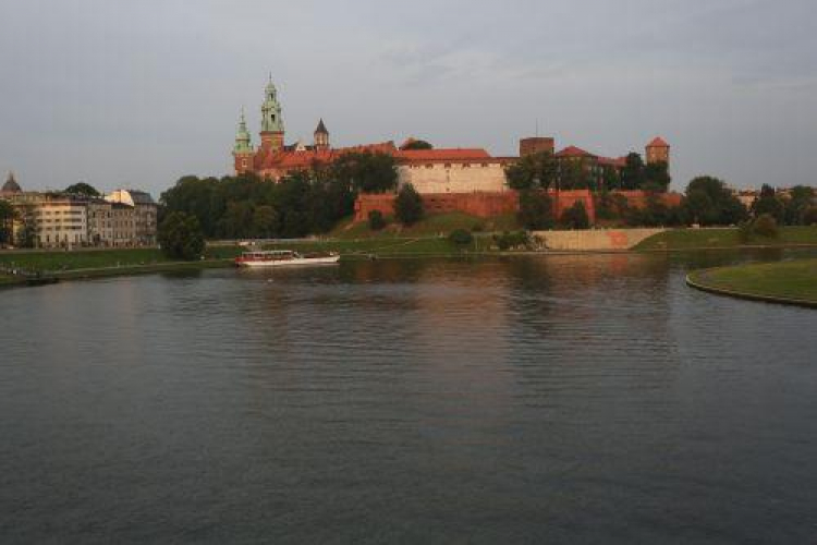 Zamek Królewski na Wawelu w Krakowie widziany od strony Wisły. Fot. PAP/J. Bednarczyk