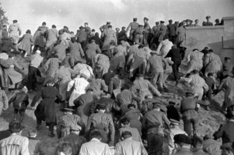 Tadeusz Rolke, Tłum wychodzący ze stadionu, 1957. Źródło: Zachęta