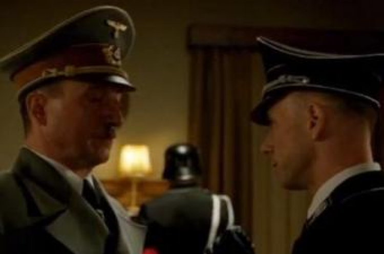 Kadr z filmu "AmbaSSada". Robert Więckiewicz w roli Adolfa Hitlera (L) i Adam Darski jako Joachim von Ribbentrop (P). 