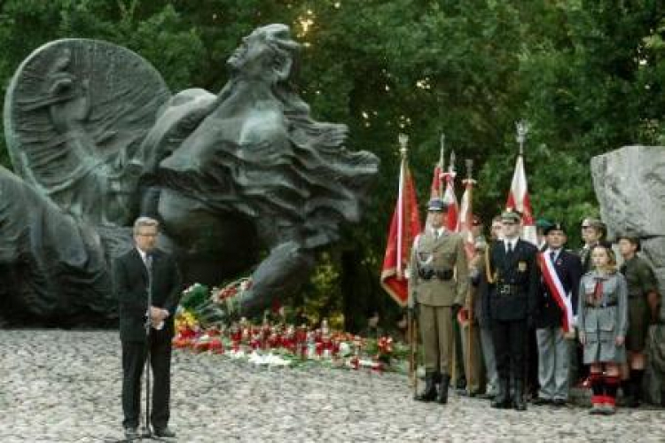 Prezydent Bronisław Komorowski na Cmentarzu Powstańców Warszawy. Fot. PAP/T. Gzell