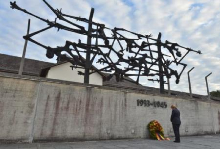 Kanclerz Angela Merkel na terenie b. obozu koncentracyjnego Dachau. Fot. PAP/EPA