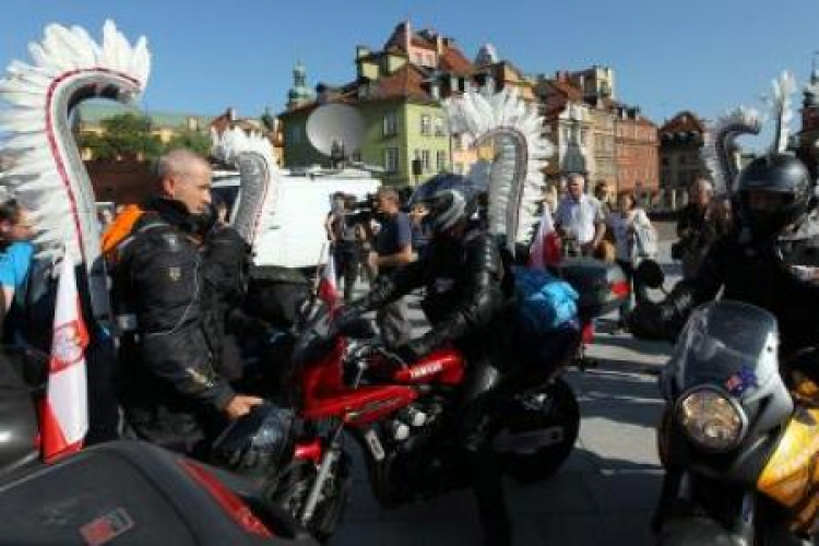 Uczestnicy rajdu na Placu Zamkowym w Warszawie. Fot. PAP/R.Pietruszka Uczestnicy rajdu na Placu Zamkowym w Warszawie. Fot. PAP/R.Pietruszka